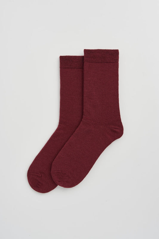 Odour-resistant and temperature-regulating calf-length socks made from premium Merino wool, crafted in Portugal.