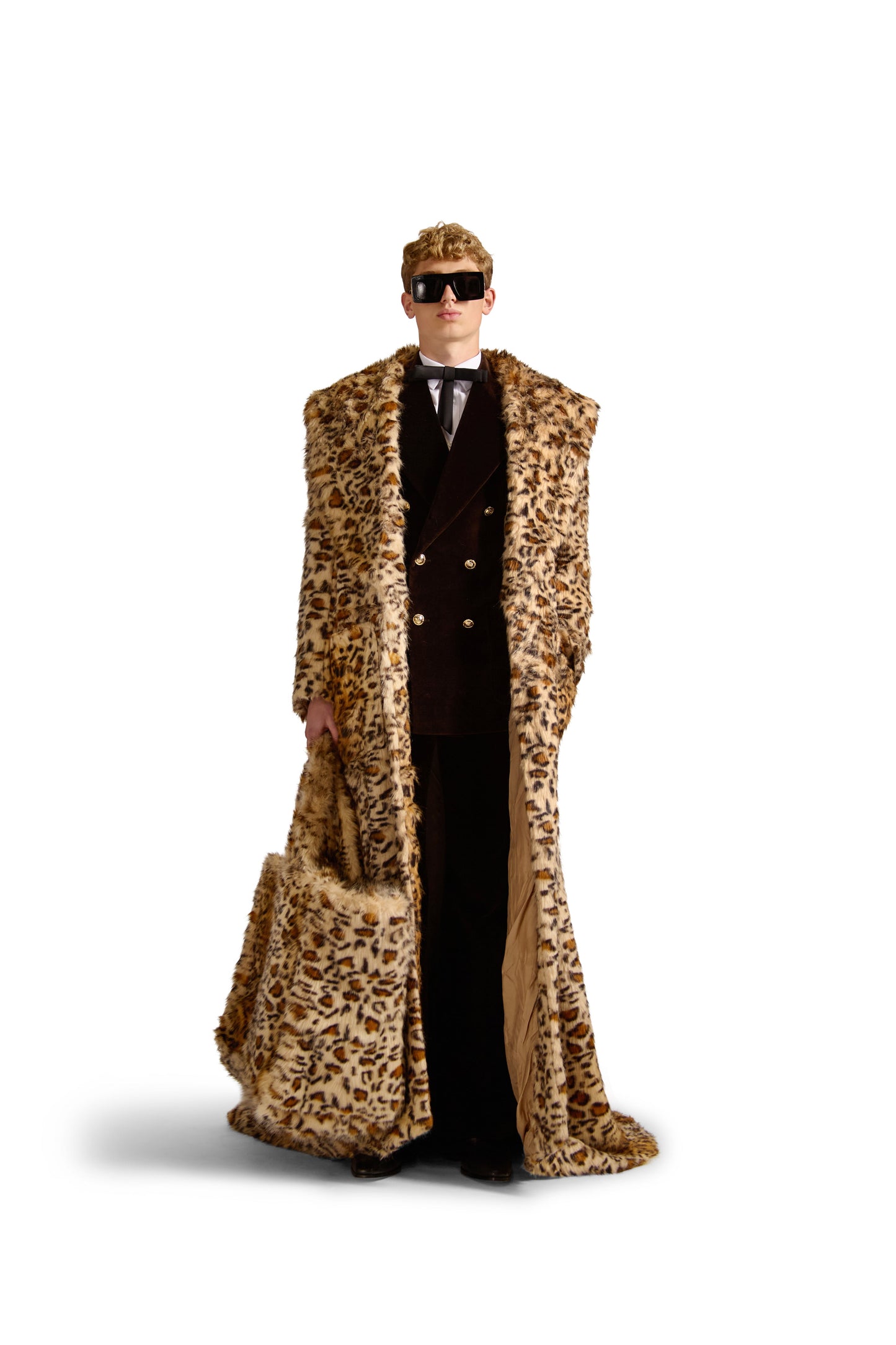 The elegant silhouette of the oversized faux fur shoulder bag with zippered pockets, ideal for luxury fashion enthusiasts, displayed on a well-styled backdrop.