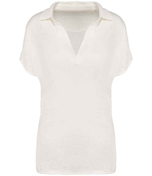 Close-up of the luxurious 100% linen texture and V-shaped collar of the women's polo shirt, highlighting its elegance.