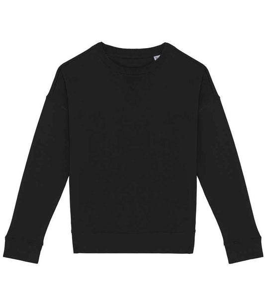 Close-up of luxurious organic cotton and TENCEL™ fabric, highlighting its softness and durability in a trendy oversized sweatshirt for women.