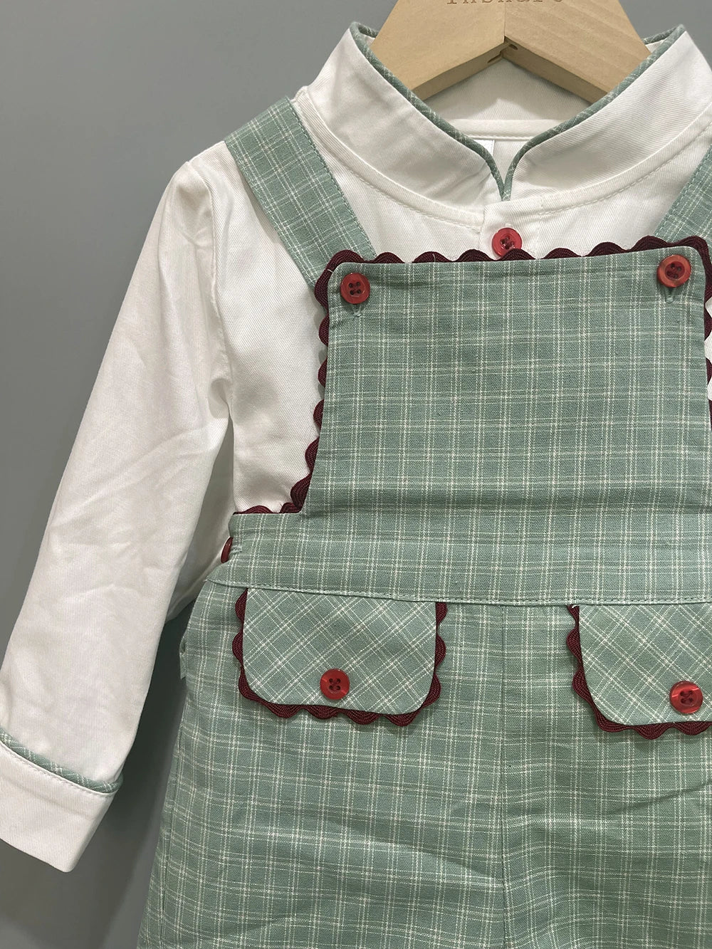 High-quality cotton long sleeve set for boys aged 1-3 years, featuring a classic British style with a white shirt and green plaid trousers.