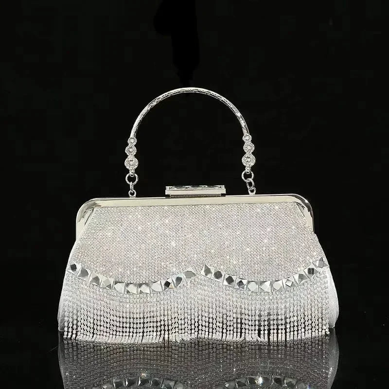 Luxury ladies' diamond clutch bag in vintage minaudiere style, perfect for weddings and evening parties. Elegantly designed with a solid polyester exterior and diamond decoration, combining sophistication and charm.