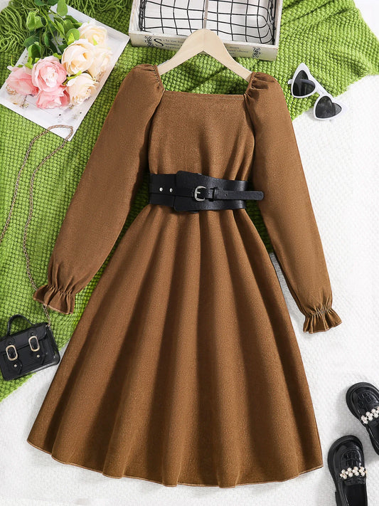 Chic French Retro A-Line Dress for girls aged 7-13, showcasing a sophisticated square collar and pleats, ideal for autumn wear.