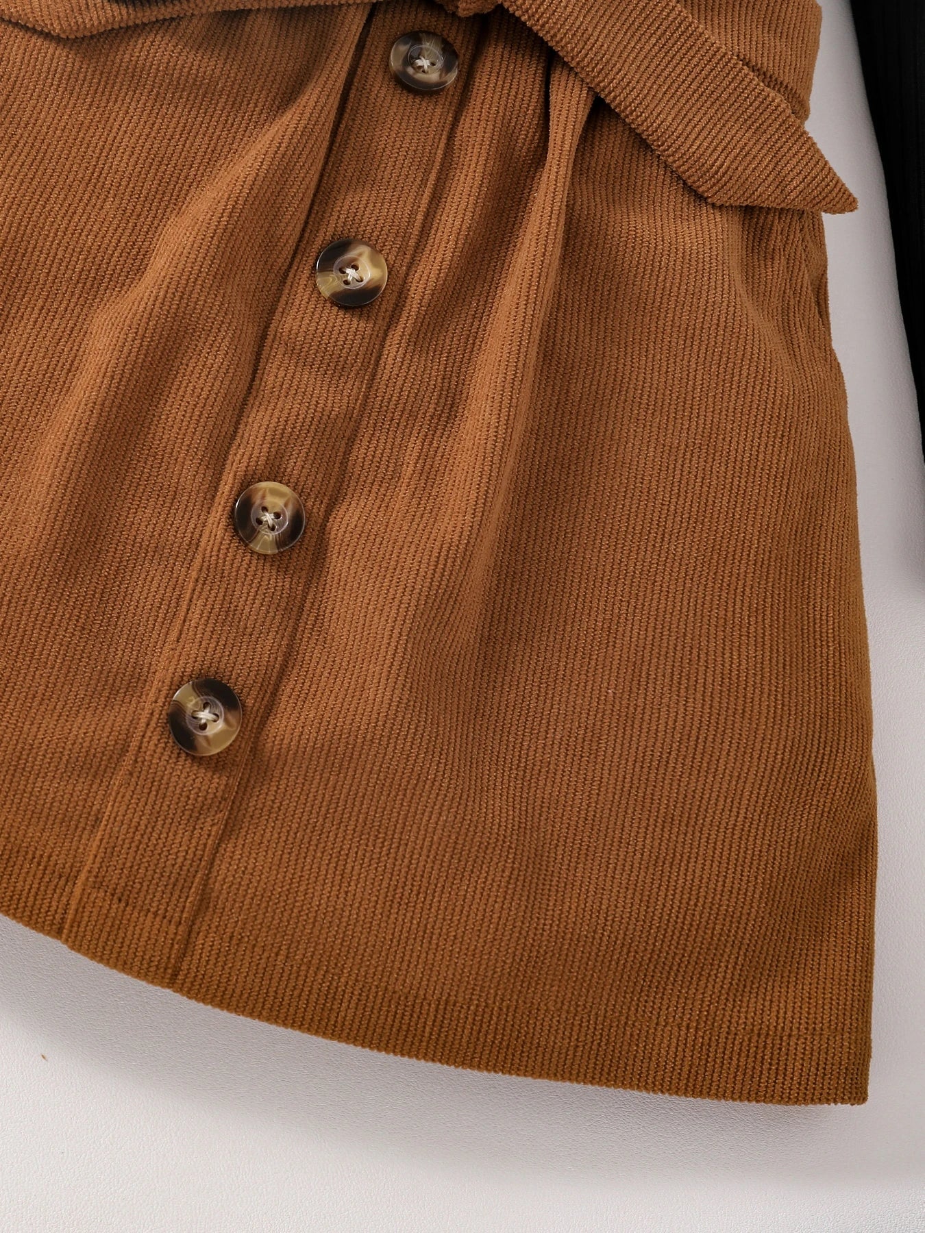 Display of the complete girls' autumn fashion ensemble, featuring an off-shoulder turtleneck and stylish half skirt, designed for young fashion enthusiasts aged 4-6.