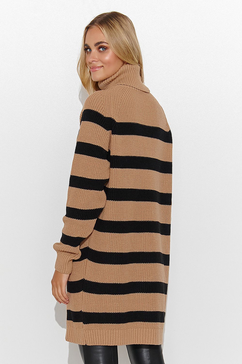 Chic Makadamia turtleneck sweater in white and black, designed for comfort and elegance, suitable for both casual and formal settings.