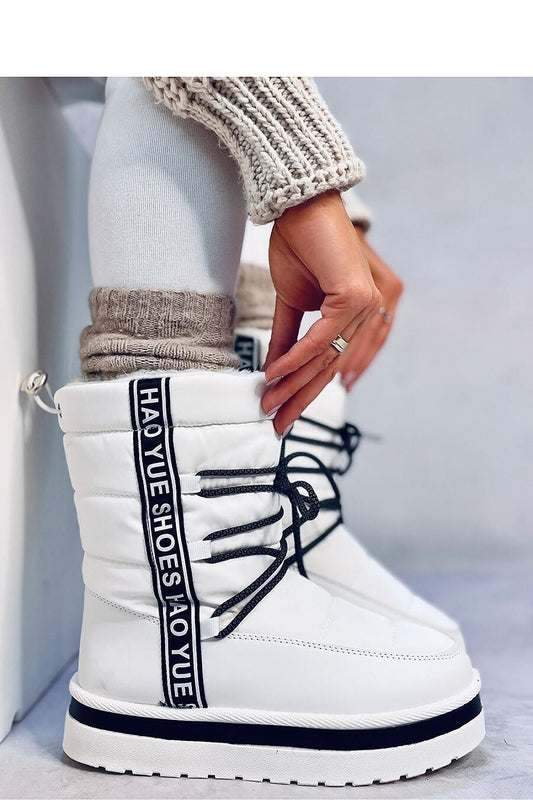 Elegant Inello women's snow boots with a comfortable 3.5cm thick sole, perfect for stylish winter outings.