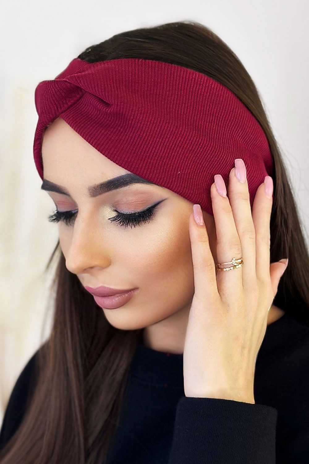 IVON fashionable cotton stripe headband with a decorative knot, tailored for a sophisticated winter look.