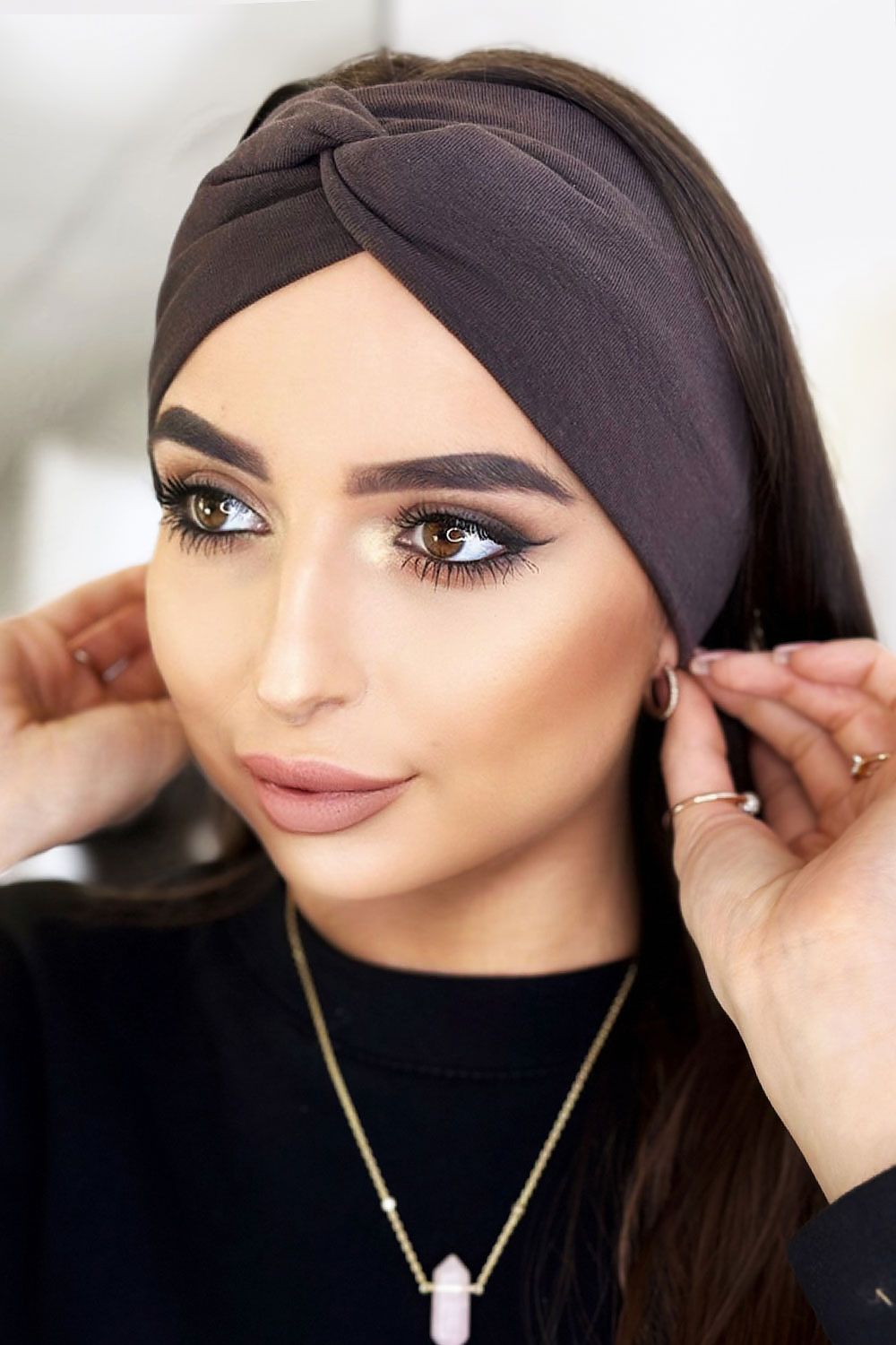 Chic IVON cotton knit headband, designed in Poland, offering both style and comfort for winter fashion.