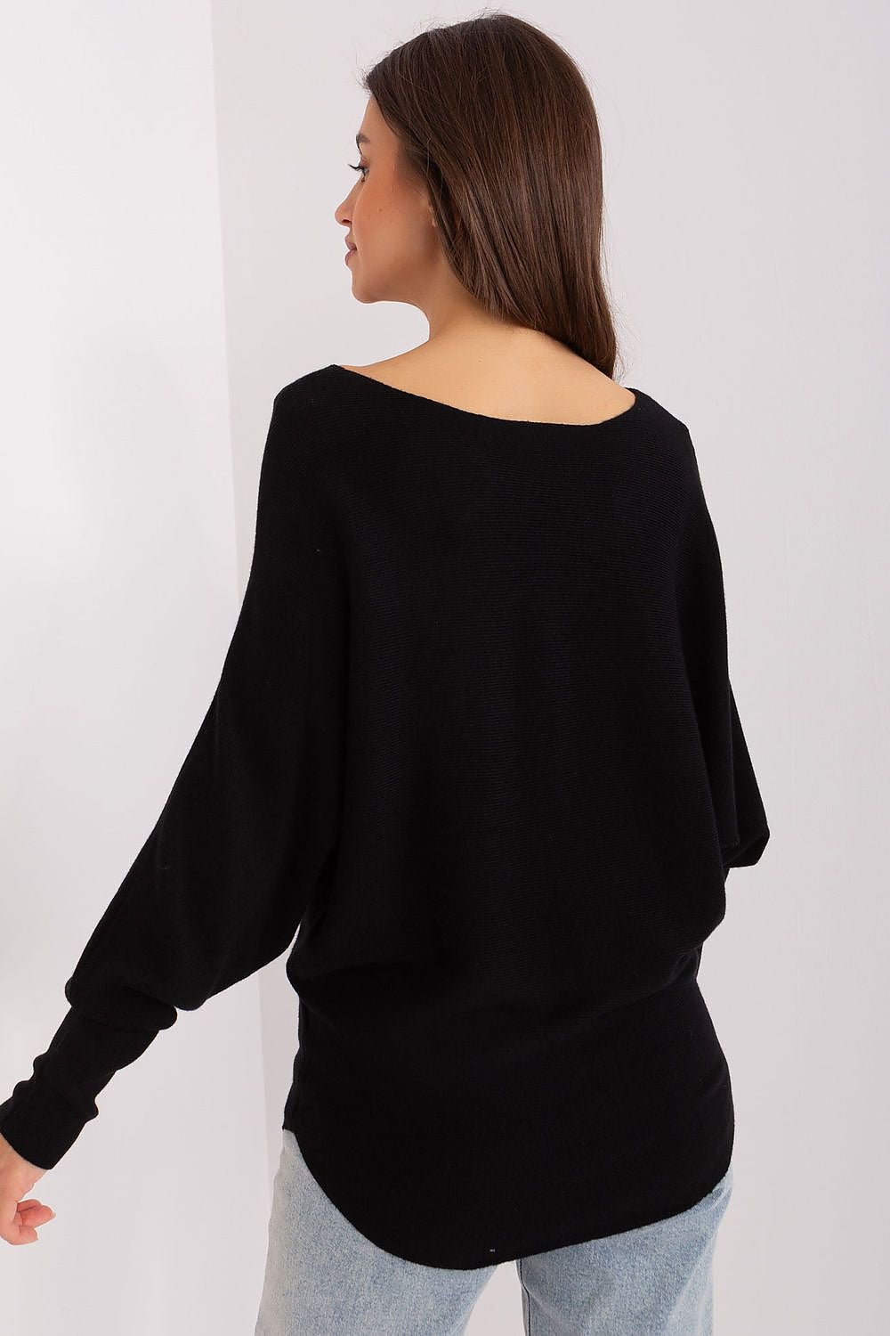 Luxurious women's batwing sweater by Factory Price in soft viscose, perfect for casual and elegant everyday wear, featuring a loose cut and long sleeves.