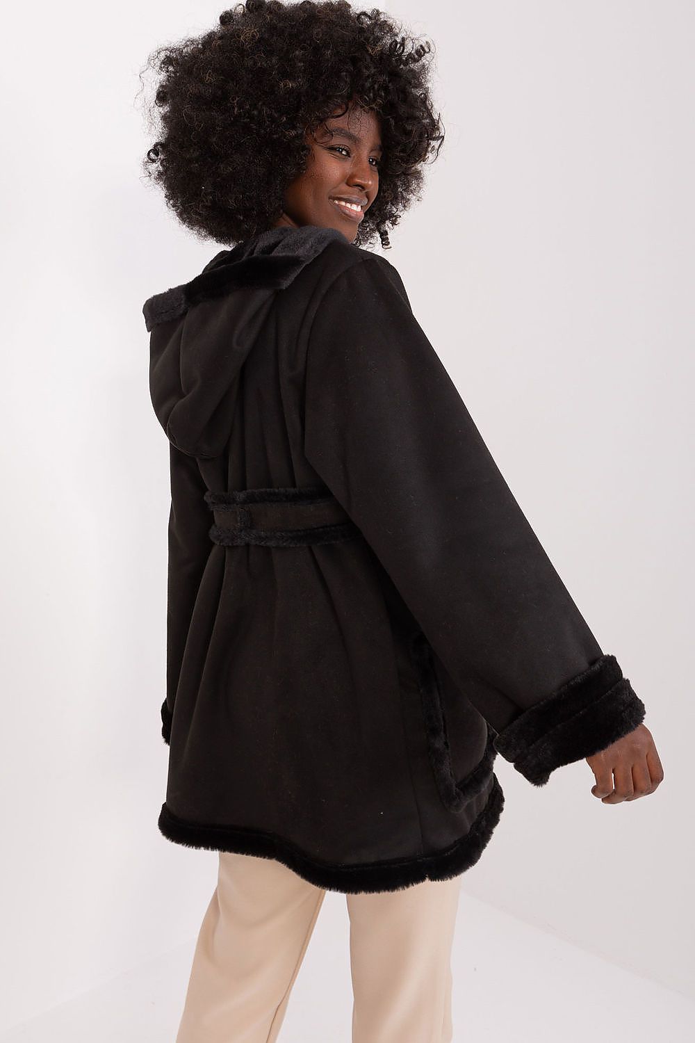 Back view of Lakerta winter coat for women, highlighting the stylish cut and practical slip pockets, ideal for the autumn-winter season.