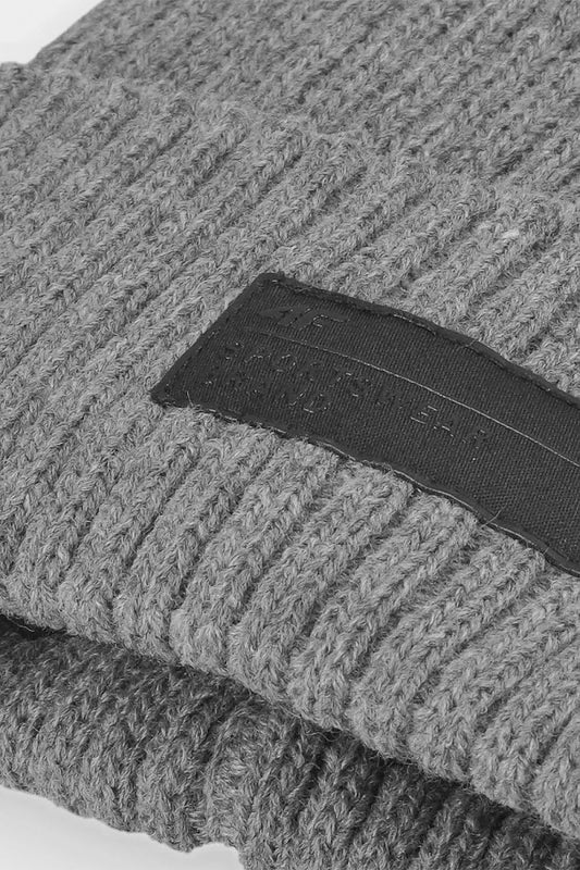Elegant men's 4F beanie with premium Thinsulate insulation, crafted in soft acrylic for ultimate comfort during winter outings.