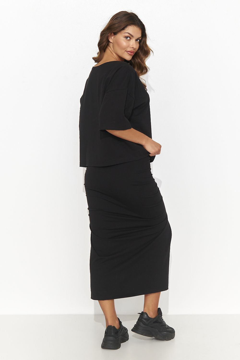 Elegant Numinou 2-Piece Set featuring a loose T-shirt and fitted skirt, designed for stylish comfort and femininity, made from soft knit fabric ideal for casual or formal occasions.