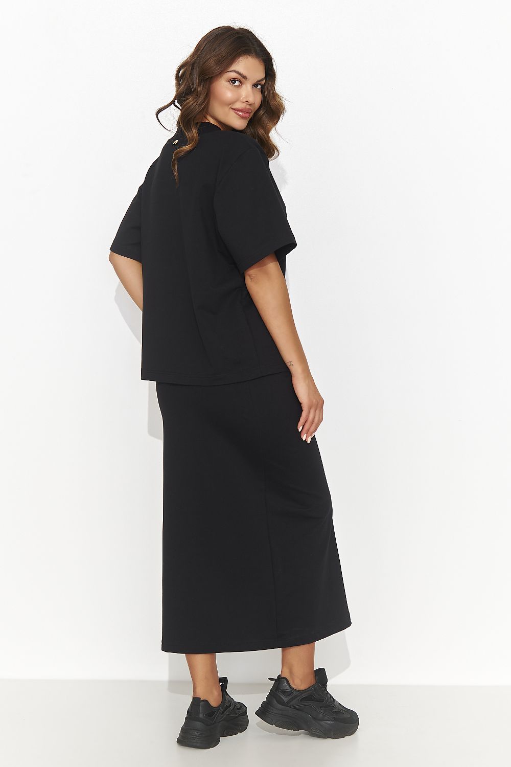 Numinou's elegant 2-piece set for women, highlighting the delicate design of a knee-length skirt and heart-shaped neckline blouse, perfect for formal occasions.