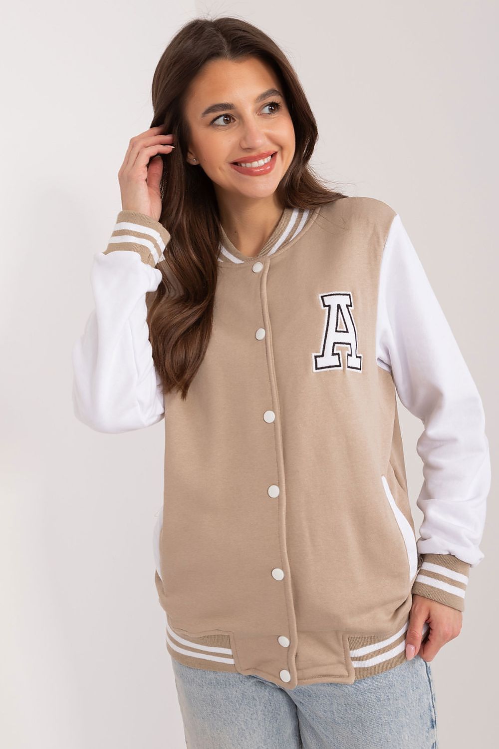 Refined women’s sports sweatshirt by Relevance, crafted from 90% cotton and designed for both comfort and chic appeal, featuring long sleeves and stylish accents.