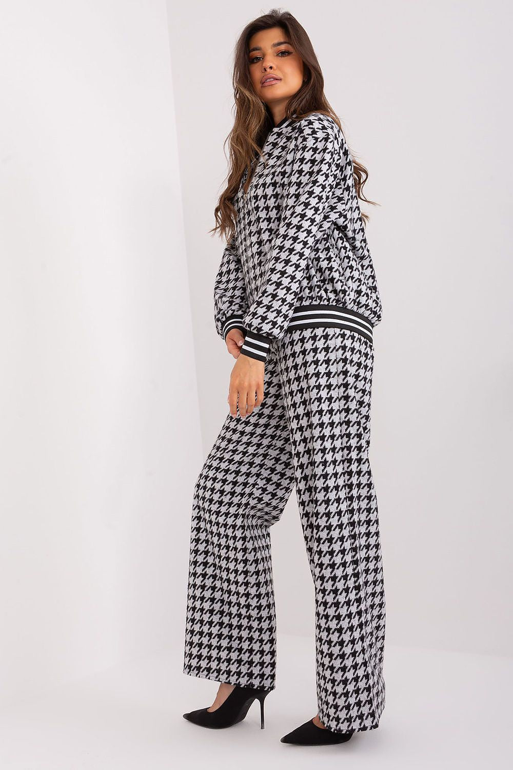 Wide-leg high-waisted pants from Lakerta's casual 2-piece set, crafted in cotton blend, exemplifying fashion-forward comfort and sophistication for modern women.