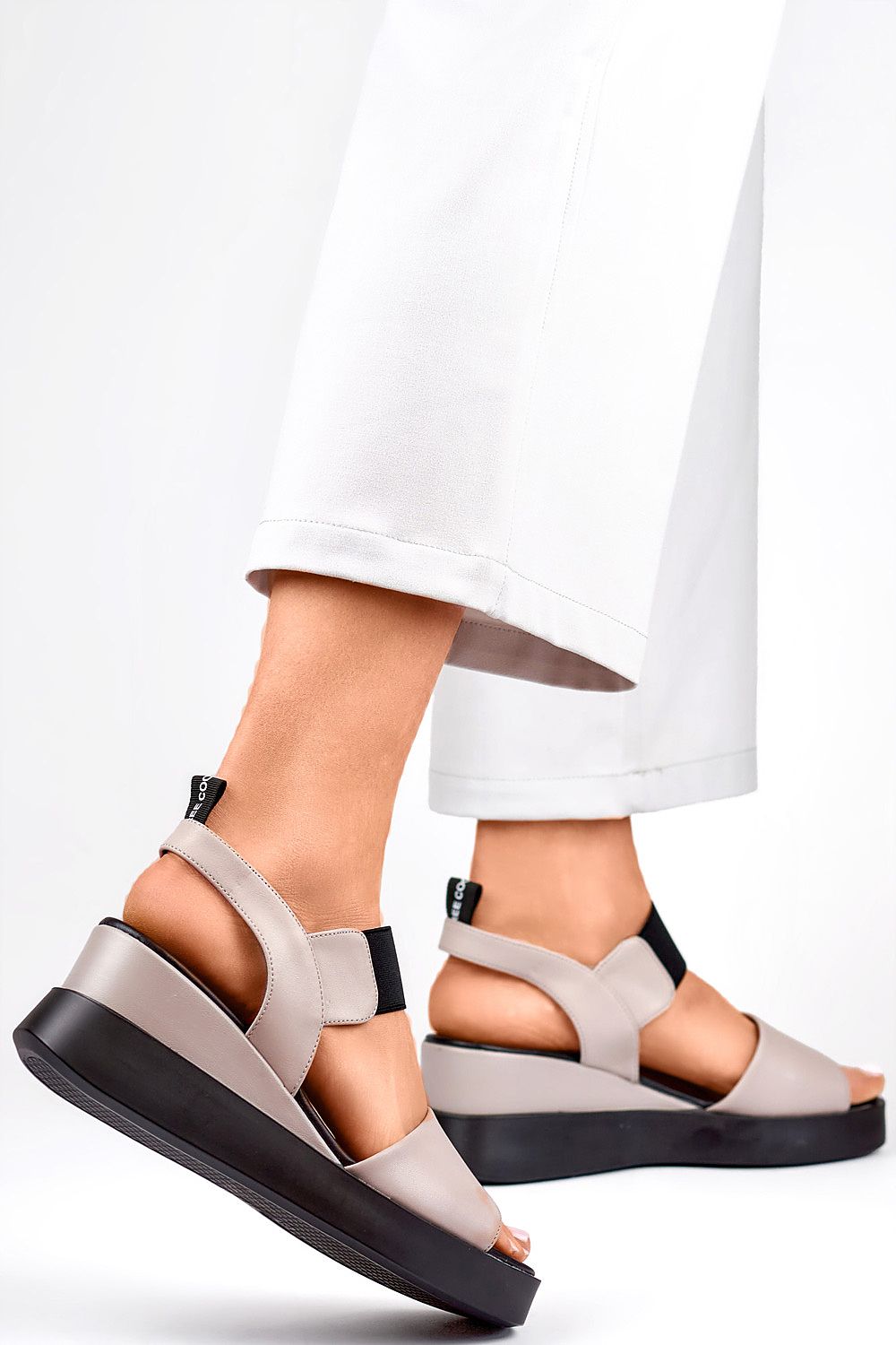 Close-up view of PRIMO women's sandals featuring natural leather craftsmanship and a comfortable insole, perfect for sophisticated summer outfits.