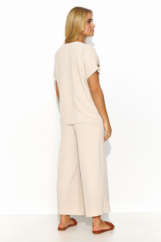 Sophisticated women's 2-piece outfit by Makadamia with a fashionable V-neck blouse and flowy wide-leg trousers in light beige.