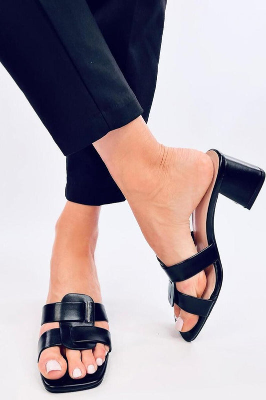 Side view of Inello's eco-friendly leather women's flip-flops with a 6cm heel, embodying luxury and sophistication for today's fashion-forward woman.