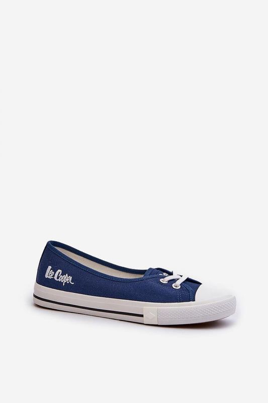 Stylish Lee Cooper women's low-top sneakers featuring elastic bands and a non-slip rubber sole, crafted for luxurious comfort and modern elegance.