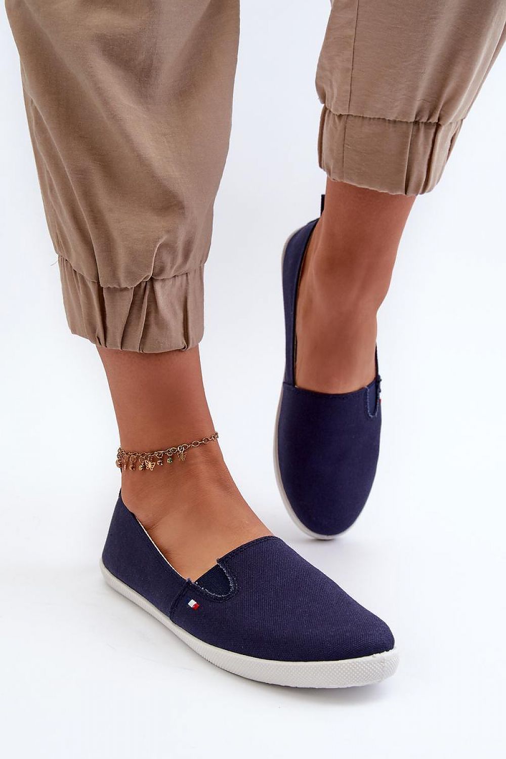 Chic Step in Style textile tennis shoes with cushioned footbed, providing comfort and sophistication for any outfit.