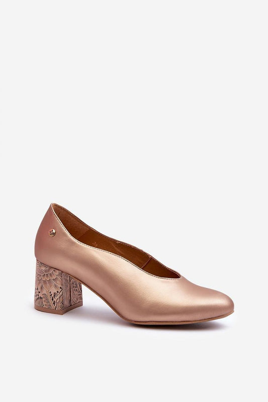 Stylish close-up of Maciejka women's pumps showcasing the luxurious natural leather texture and floral details, ideal for fashionable occasions, by Step in style.
