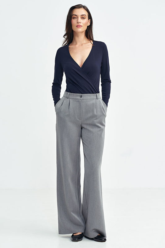 Elegant women's wide leg trousers with pleats by Nife, showcasing a luxurious relaxed fit in sophisticated fabric.