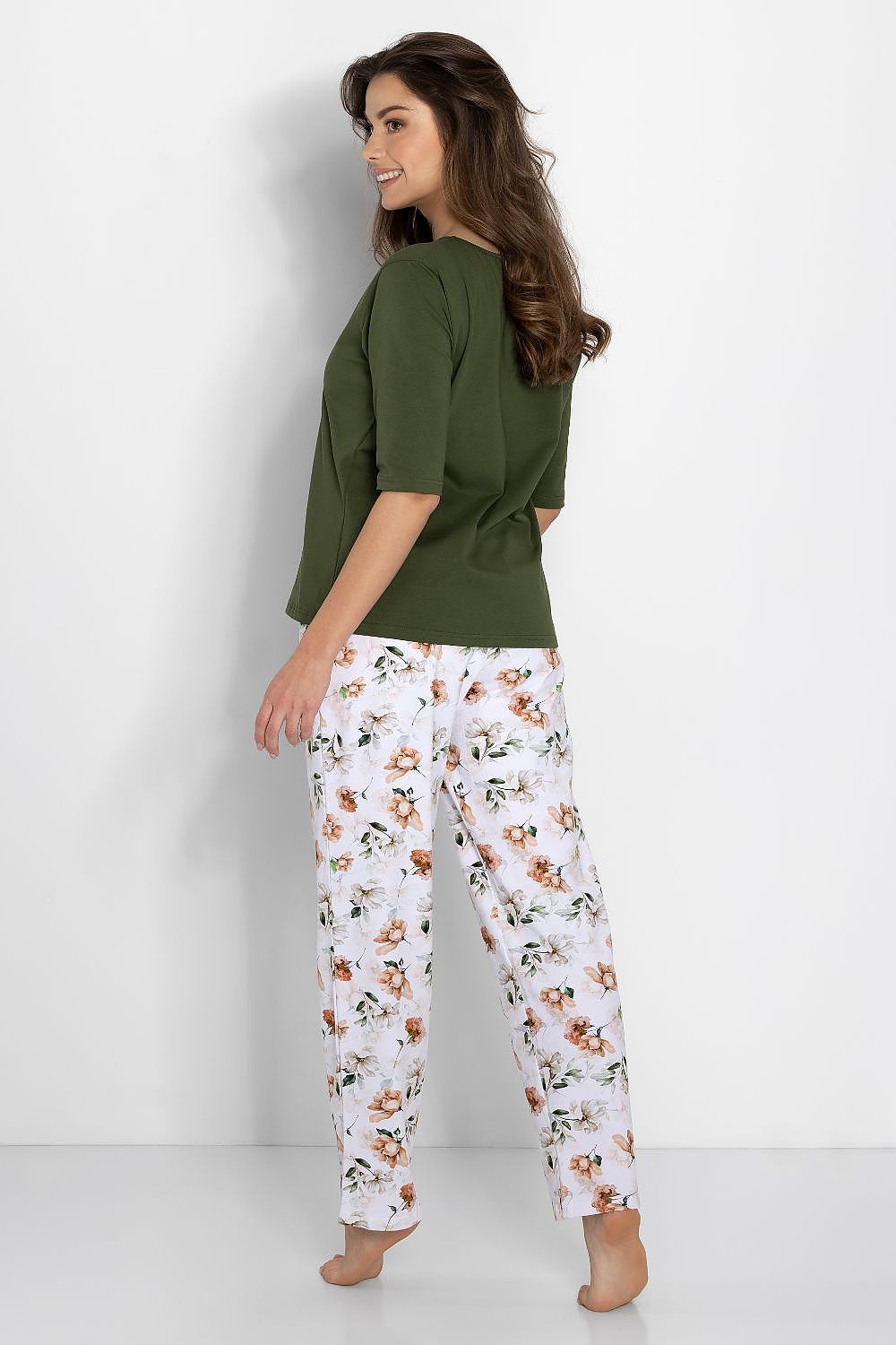 Beautifully detailed Women's Pajama Set from Momenti Per Me, showcasing a stylish 3/4 sleeve top and comfortable pants, designed for ultimate elegance and comfort.