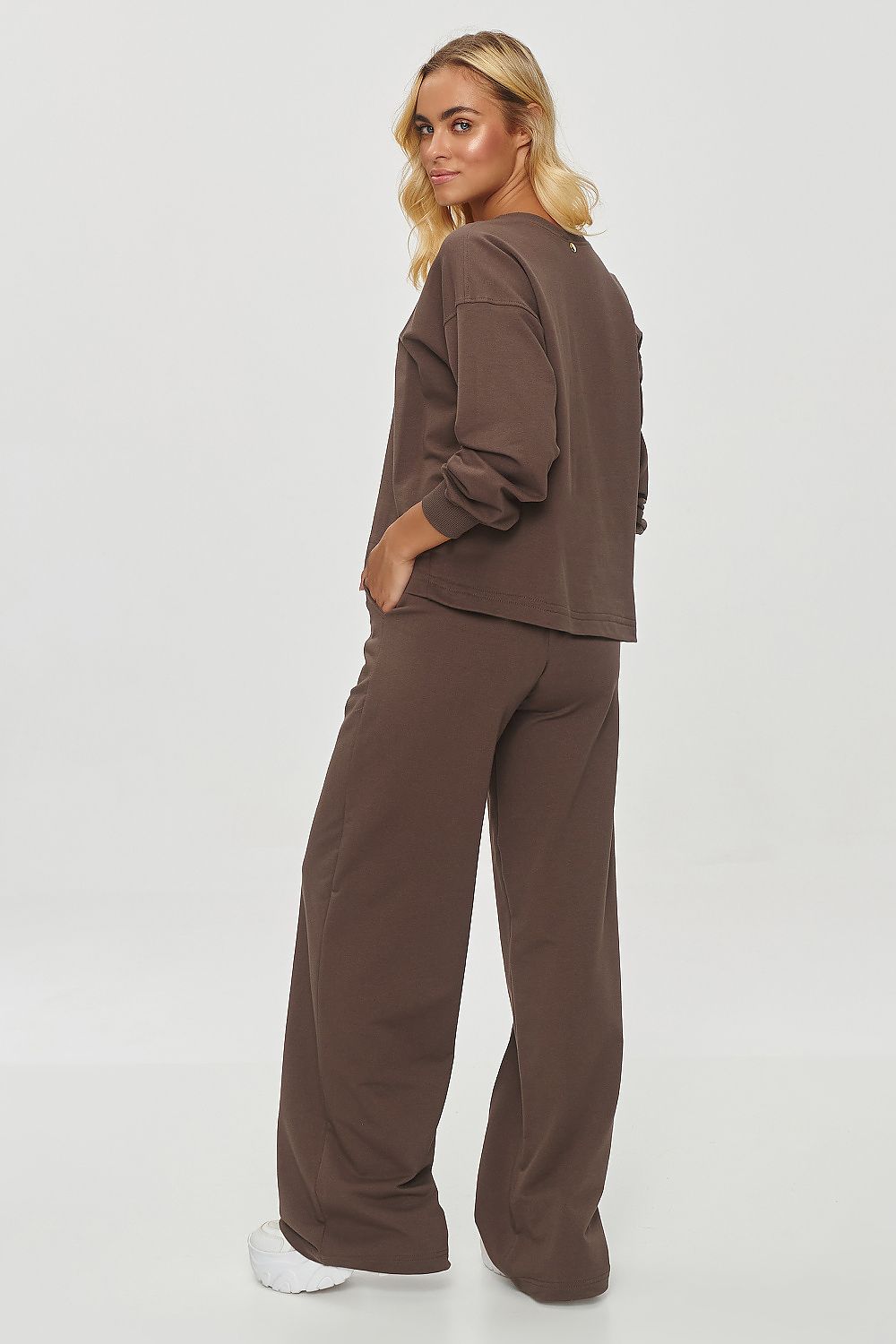 Stylish and comfortable Makadamia tracksuit set showcasing a classic round neckline sweatshirt and trendy wide leg trousers.