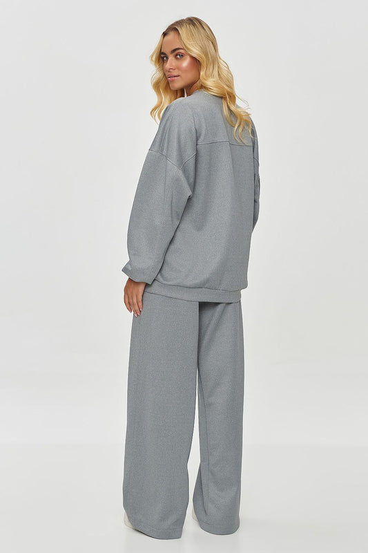 Stylish loose pants from Makadamia, featuring a modern wide-leg design that complements the oversized tracksuit set.