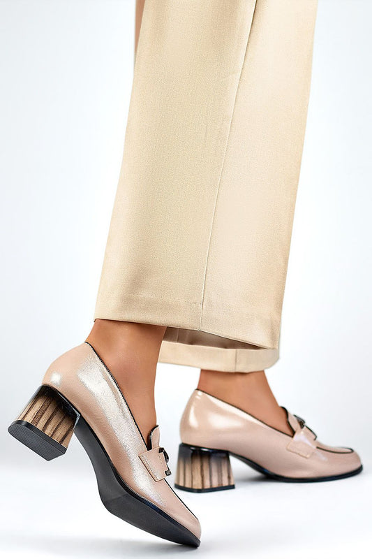 Close-up of PRIMO's elegant beige patent leather block heel pumps, showcasing the luxurious finish and classic round toe design.