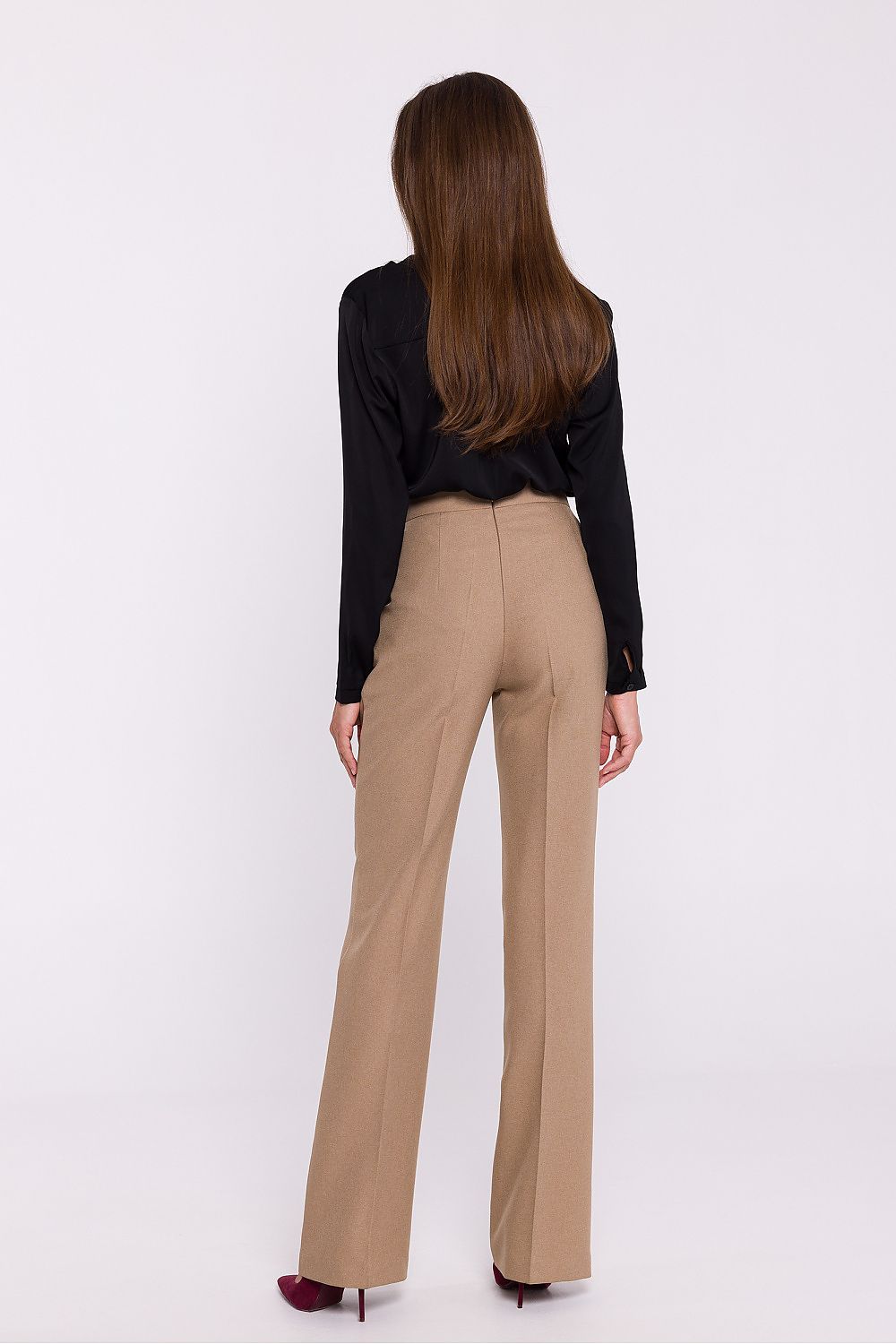 Stylish flared trousers with a classic pressed edge by Stylove, designed to highlight the waist and elongate the legs, ideal for any stylish occasion.
