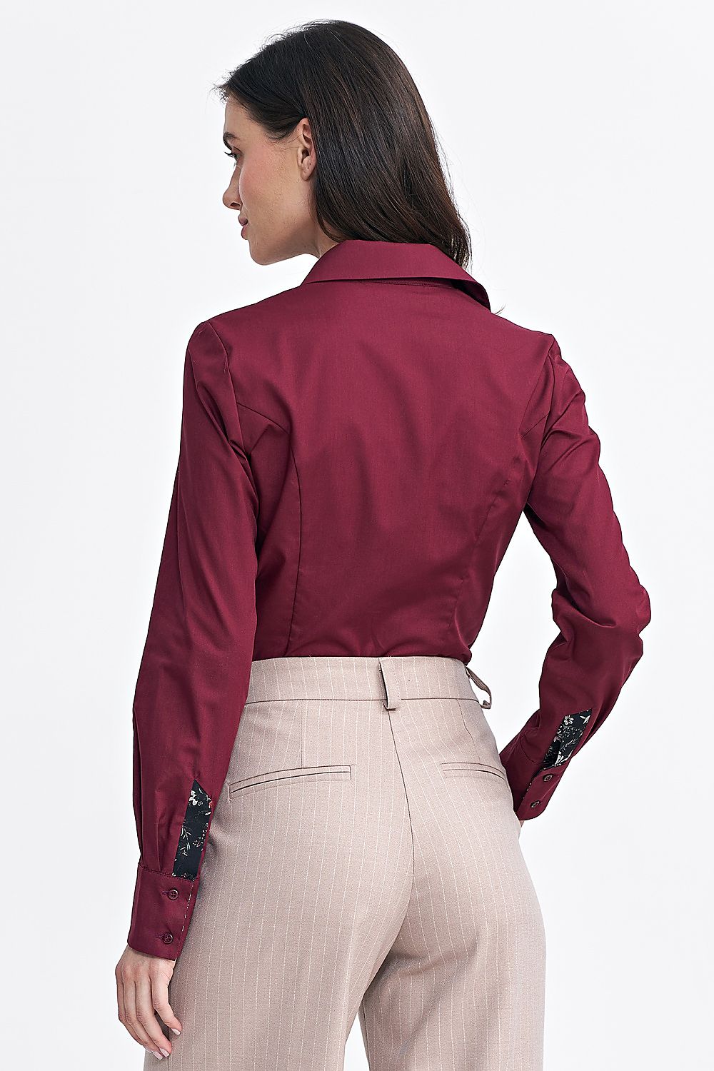 Chic Nife women's long sleeve shirt designed for comfort and elegance, enhanced by classic styling and delicate floral accents for added sophistication.