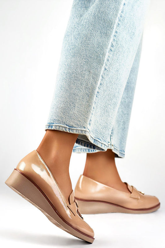 Close-up of PRIMO's stylish beige patent leather pumps featuring a classic round toe and cushioned natural leather footbed for superior comfort.