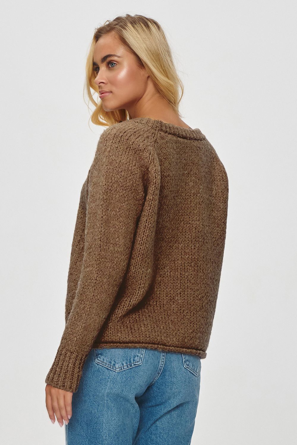Luxurious loose-fitting sweater by Makadamia, featuring a classic round neckline and long sleeves, perfect for stylish warmth in colder days. Size EU 0.