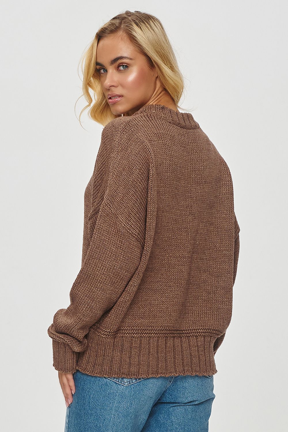 Stylish Makadamia women's loose knit sweater, featuring ribbed cuffs and hem for adjustable fitting, perfect for adding warmth and luxury to any wardrobe.