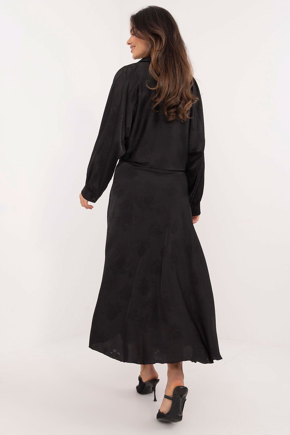 Elegant midi skirt by Italy Moda featuring an exquisite embroidered floral pattern, crafted from high-quality satin imitation materials, designed for a comfortable fit in EU size 0.