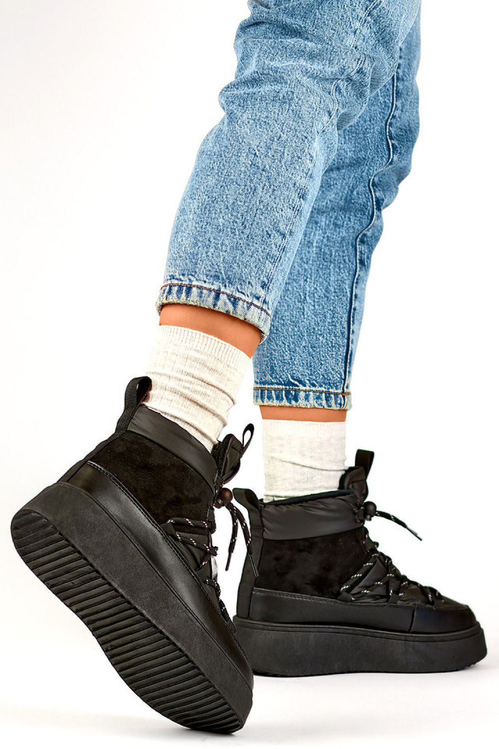 Close-up of PRIMO's luxury women's black platform snow boots, showcasing the synthetic material and warm fur lining for ultimate comfort during cold weather.