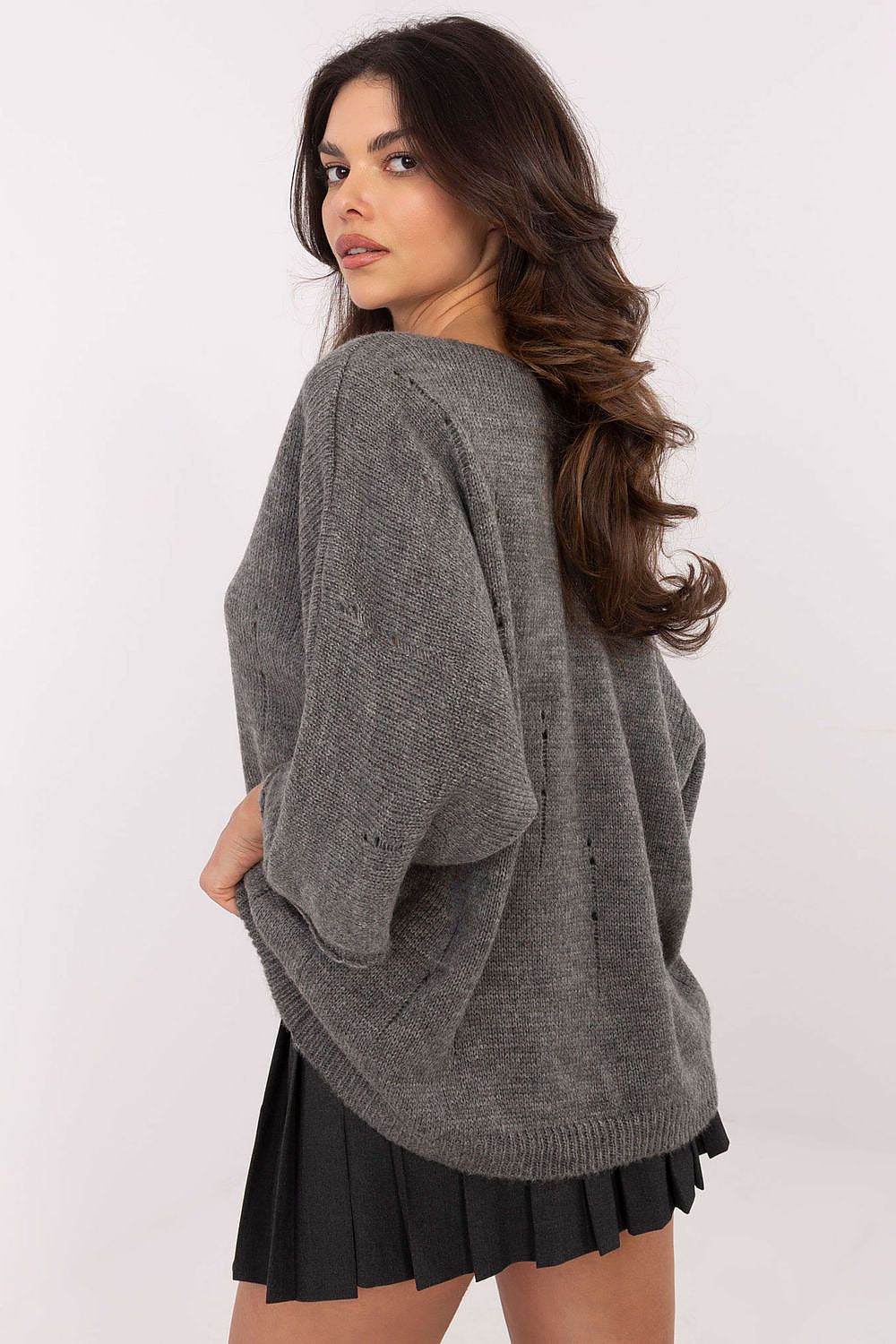 Detail of the soft fabric blend in Italy Moda's oversized sweater, featuring acrylic, wool, polyamide, and viscose. This image highlights the sweater’s perfect length and stylish aesthetic, making it a go-to choice for comfort and elegance in women's fashion.