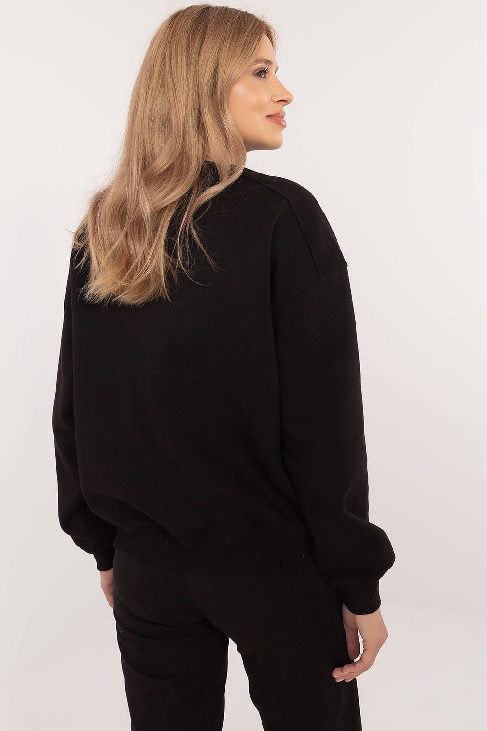 Luxurious women's casual sweatshirt with a round neckline and long sleeves, crafted from a soft cotton-polyester blend by Factory Price, ideal for stylish warmth during autumn and winter.