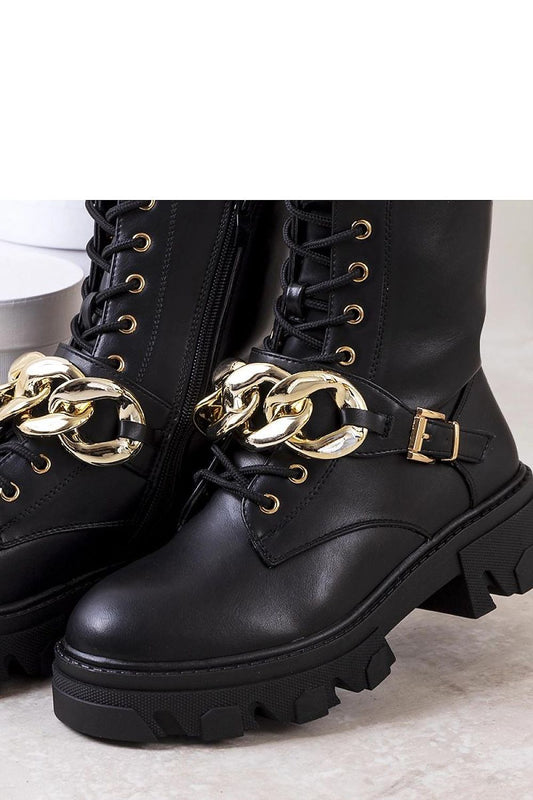 Close-up view of Solea's black Laboy Traperki ankle boots showcasing the warm fur lining and slip-on design, ideal for comfort during colder days.