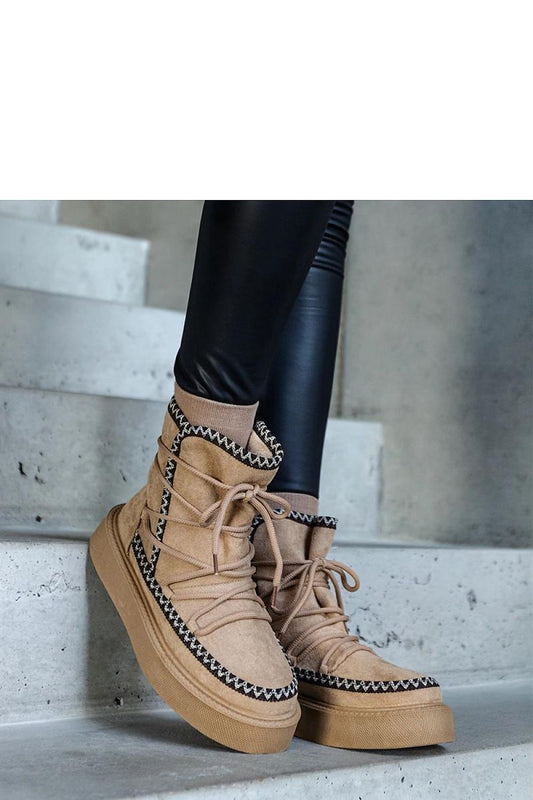 Solea's chic beige insulated snow boots with Mckenzie platform, perfect for stylish comfort in cold weather, showcasing high-quality synthetic leather.