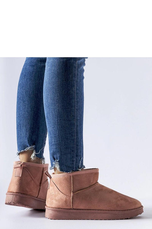 Close-up view of Solea pink insulated short snow boots, showcasing the high-quality insulation and rubber sole for optimal grip on snow and ice.