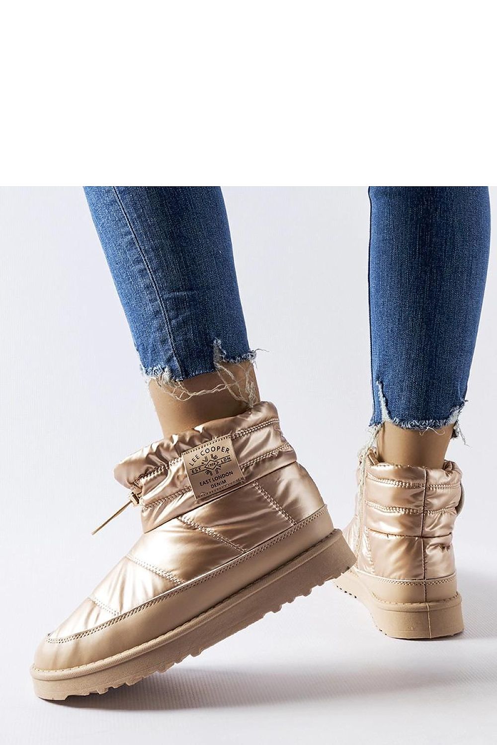 Close-up of Solea Gold Lee Cooper LCJ-23-44-1965L snow boots highlighting the elegant gold rubber sole and quality eco-friendly materials.