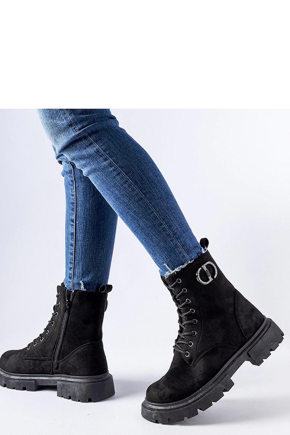 Luxury black insulated zirconia trapper shoes for women by Solea in eco leather, designed for winter comfort and style, featuring a round nose, lace-up details, and a warm insulated insole.