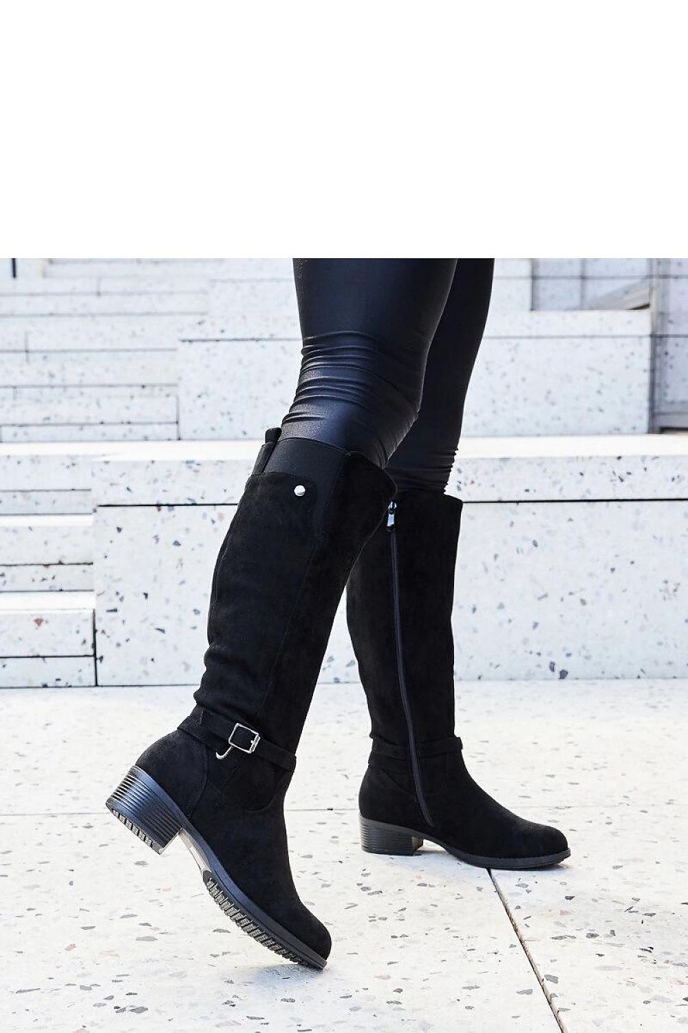 Side view of Solea's elegant black insulated eco-suede knee-high boots for women, featuring a practical zipper for easy wear and a comfortable, fashionable look.