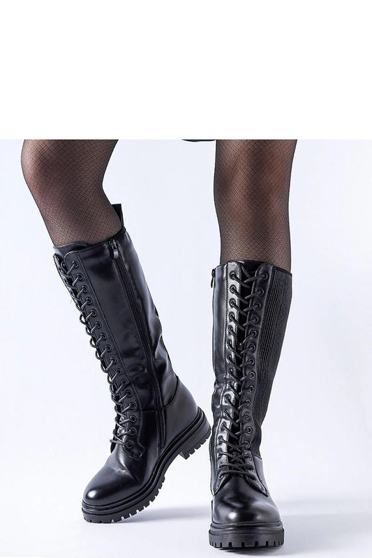 Stylish Solea Windham sneakers in black, featuring a practical side zipper and elastic insert, perfect for winter elegance and warmth.