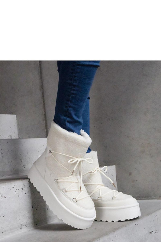 Elegant white snow boots with fur lining from Solea, showcasing a feminine charm with a medium heel and laced design, designed for cold weather comfort and style.