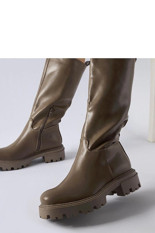 Elegant design of Solea brown insulated flat boots featuring a practical rubber strap and zipper for easy wear, ideal for chic winter outfits.