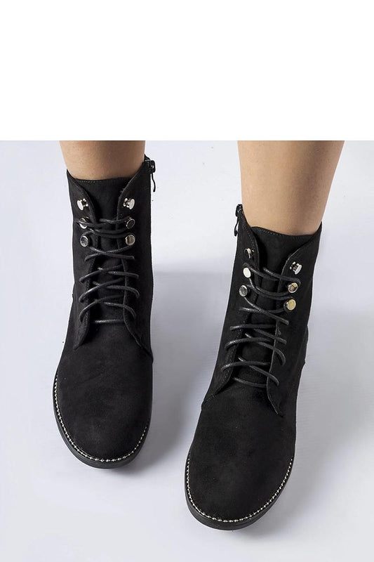 Elegant black insulated ankle boots by Solea in eco-suede, showcasing a high shaft and laced closure, perfect for stylish winter outfits.