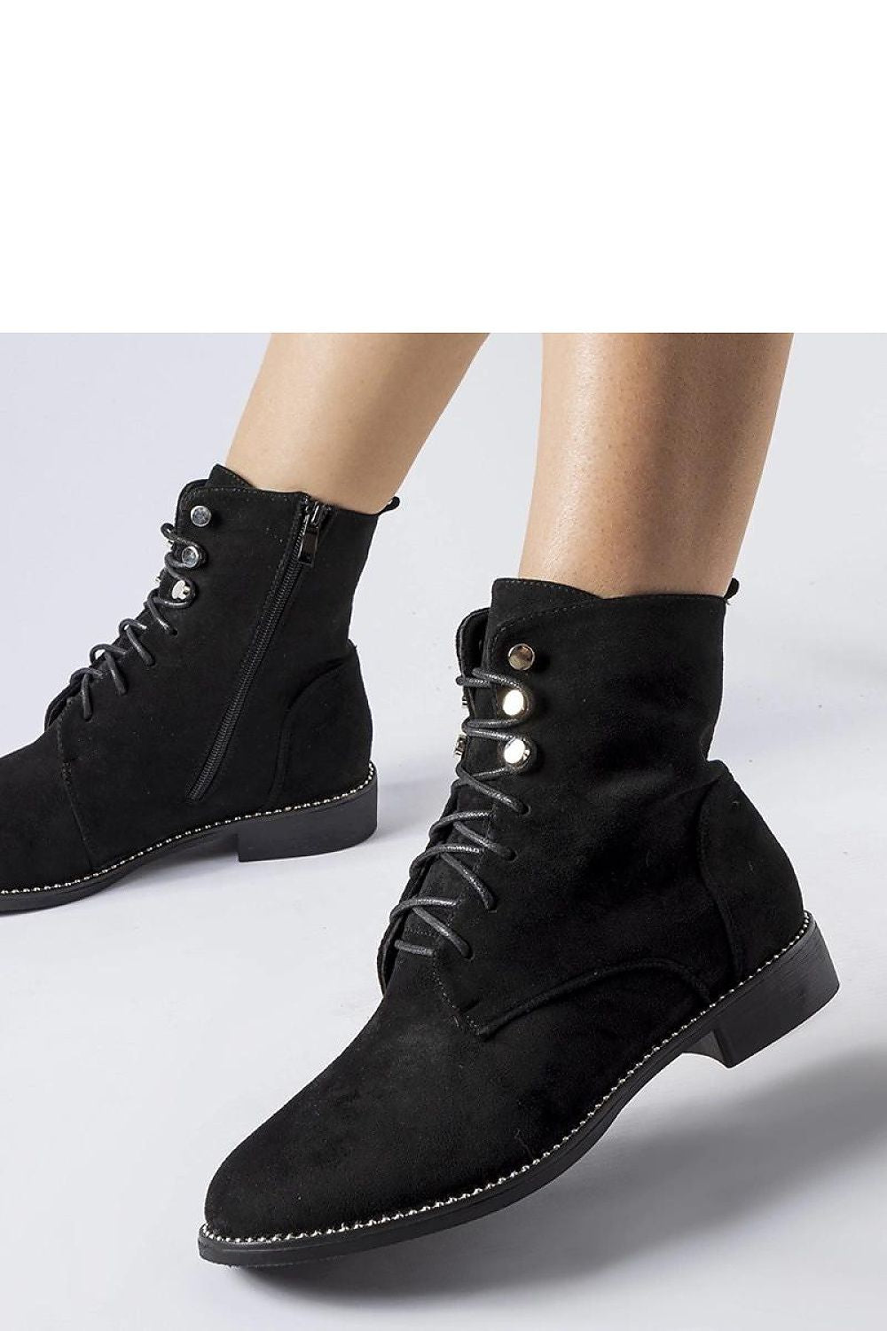 Side view of luxurious black insulated ankle boots by Solea, designed for comfort and elegance, with a 3 cm flat heel and thermal comfort insole.